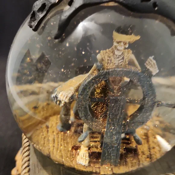 WALT DISNEY PIRATES ☠️ OF THE CARIBBEAN SNOW GLOBE. SKELETON SHIP WHEEL GLITTER - Picture 10 of 10